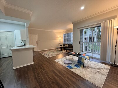 Cozy 1-bedroom apartment in serene Houston with AC and gym access
