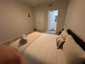 1 habitación, tabla de planchar con plancha y ropa de cama