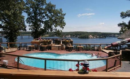 Piscina. EAGLES NEST MOTEL & LOUNGE