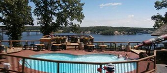 EAGLES NEST MOTEL & LOUNGE