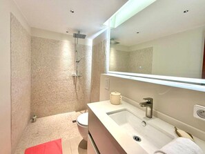 Shower, hair dryer, towels - Nice Deluxe, Premium One-Bedroom Apartment (Saint-Denis)