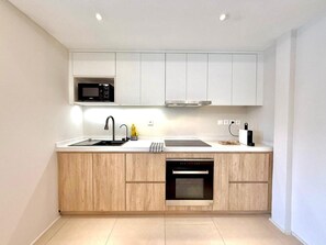 Fridge, microwave, oven, coffee/tea maker - Nice Deluxe, Premium One-Bedroom Apartment (Saint-Denis)