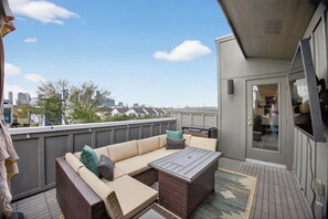 Terrace/patio - Modern EaDo Stay - 3BR Townhome w/ Private Deck (Houston)