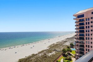 Un hôtel situé en bord de mer, offrant une vue sur l’océan, avec une plage de sable et un espace piscine.