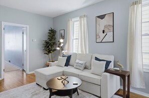 Living area - New 3BD House 15mins NYC (Bayonne)