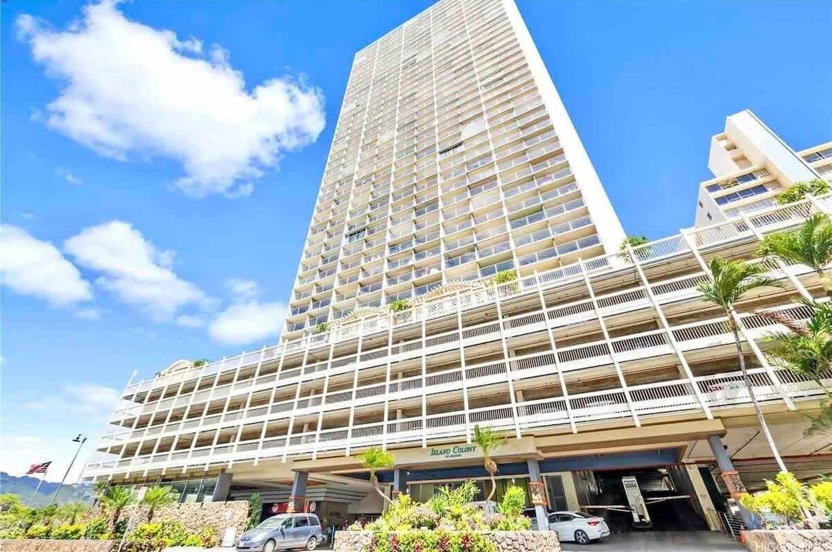 Vista frontal de la propiedad