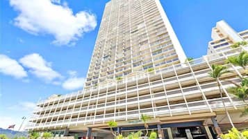 Vista frontal de la propiedad