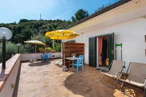 Outdoor dining - Sciabattica Room 1 with Sea View, Private Terrace and Wi-Fi (Lacona)