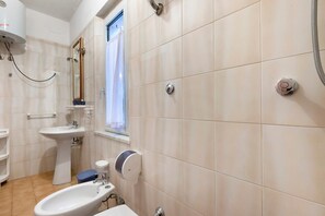 Dusche, Haartrockner, Handtücher