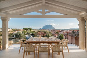 Outdoor dining - Vrbo Property (Porto San Paolo)