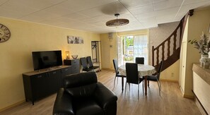 Interior - Holiday Home “Gîte La Guérinette” with Private Terrace, Balcony, and Wi-Fi (Cancale)
