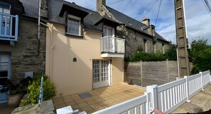 Exterior - Holiday Home “Gîte La Guérinette” with Private Terrace, Balcony, and Wi-Fi (Cancale)