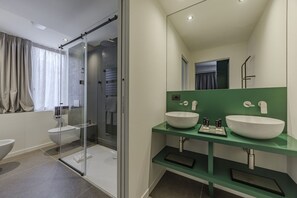 Bruser, bidet, håndklæder