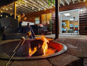 Property grounds - <10 Min to Lake & DT! Flat Drive! Hot Tub! Games! (Blue Ridge)