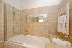Dutxa, banyera d'hidromassatge, assecador de cabells i bidet 