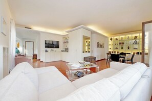 Living area - BELVEDERE RESIDENCE- POOL - BALCONY - JACUZZI -AirCond. - Wifi - LUXURY (Roma)