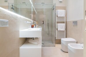 Shower, bidet, towels, toilet paper - ApartmentsArena - Casa Al Terzo (Verona)