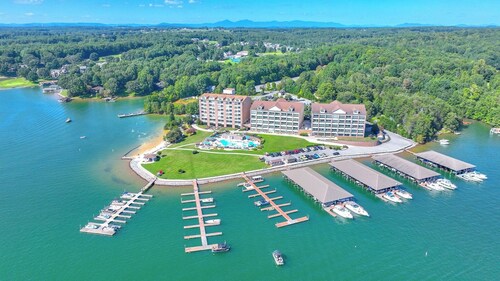 2 Suites! Lake Front Resort w/ Pickleball + Pool