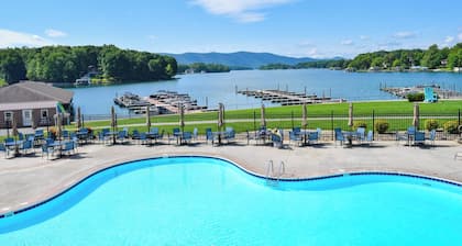 Lakefront Condo w/ Pickleball + Pools! 2 Suites