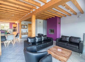 Living area - Spacious, bright house 15 minutes from the Puy de Sancy! Ideal for families (La Tour-d'Auvergne)