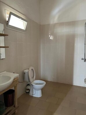 Deluxe Double Room, Balcony, City View | Bathroom - Jozene House (Mbour)