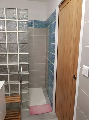 Douche, serviettes fournies