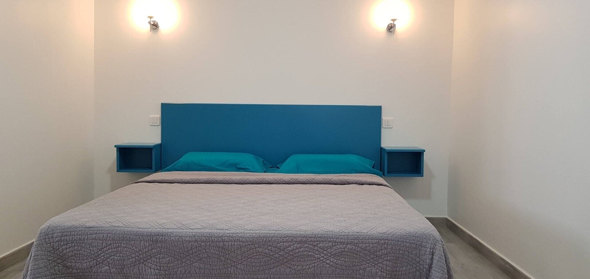 Een strijkplank/strijkijzer, wifi, beddengoed