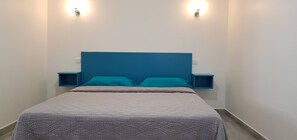 Tabla de planchar con plancha, wifi, ropa de cama