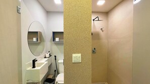 A modern bathroom with a shower, sink, mirror, and toilet. - Studio Vista Mar Lateral 6 - By Almare (João Pessoa)