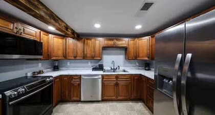 Green Dolphin Retreat / Newly Renovated/Spacious 3BR Home/Near Lake & Downtown