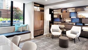 Een modern interieur met een zithoek, inbouwkasten en uitzicht door een groot raam.