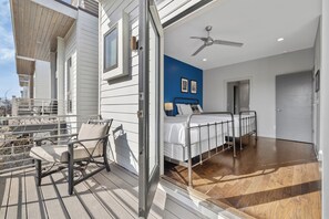 8 bedrooms, iron/ironing board, Internet, bed sheets - 26bds in the Gulch • Rooftop Views • Attached Homes (Nashville)