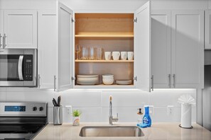 Deluxe Apartment, 3 Bedrooms, City View | Private kitchen | Full-size fridge, microwave, stovetop, dishwasher - Premium Stay 2mins to PHX Convention Ctr (Phoenix)