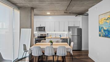 Deluxe Apartment, 3 Bedrooms, City View | Dining