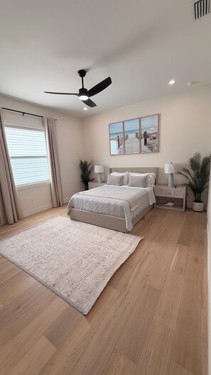 4 Schlafzimmer, Schreibtisch, Bügeleisen/Bügelbrett, Reisekinderbett