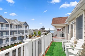 Property grounds - Arcade Townhouse Steps to Beach (Ocean City)