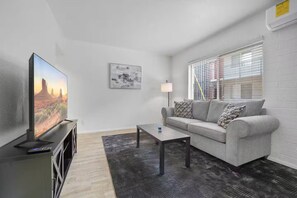 Living area - Stylish, Just Renovated 1 Bedroom in Downtown Mesa (Mesa)