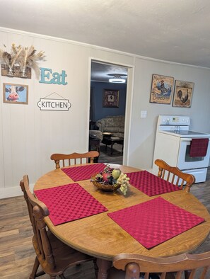 Dining - Cozy 2-bedroom house in peaceful Bloomington Springs with AC (Bloomington Springs)