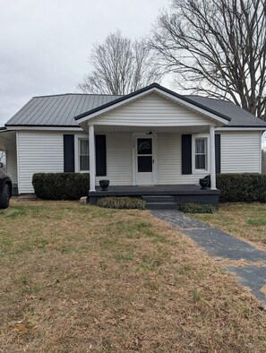 Exterior - Cozy 2-bedroom house in peaceful Bloomington Springs with AC (Bloomington Springs)