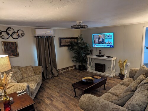 Cozy 2-bedroom house in peaceful Bloomington Springs with AC