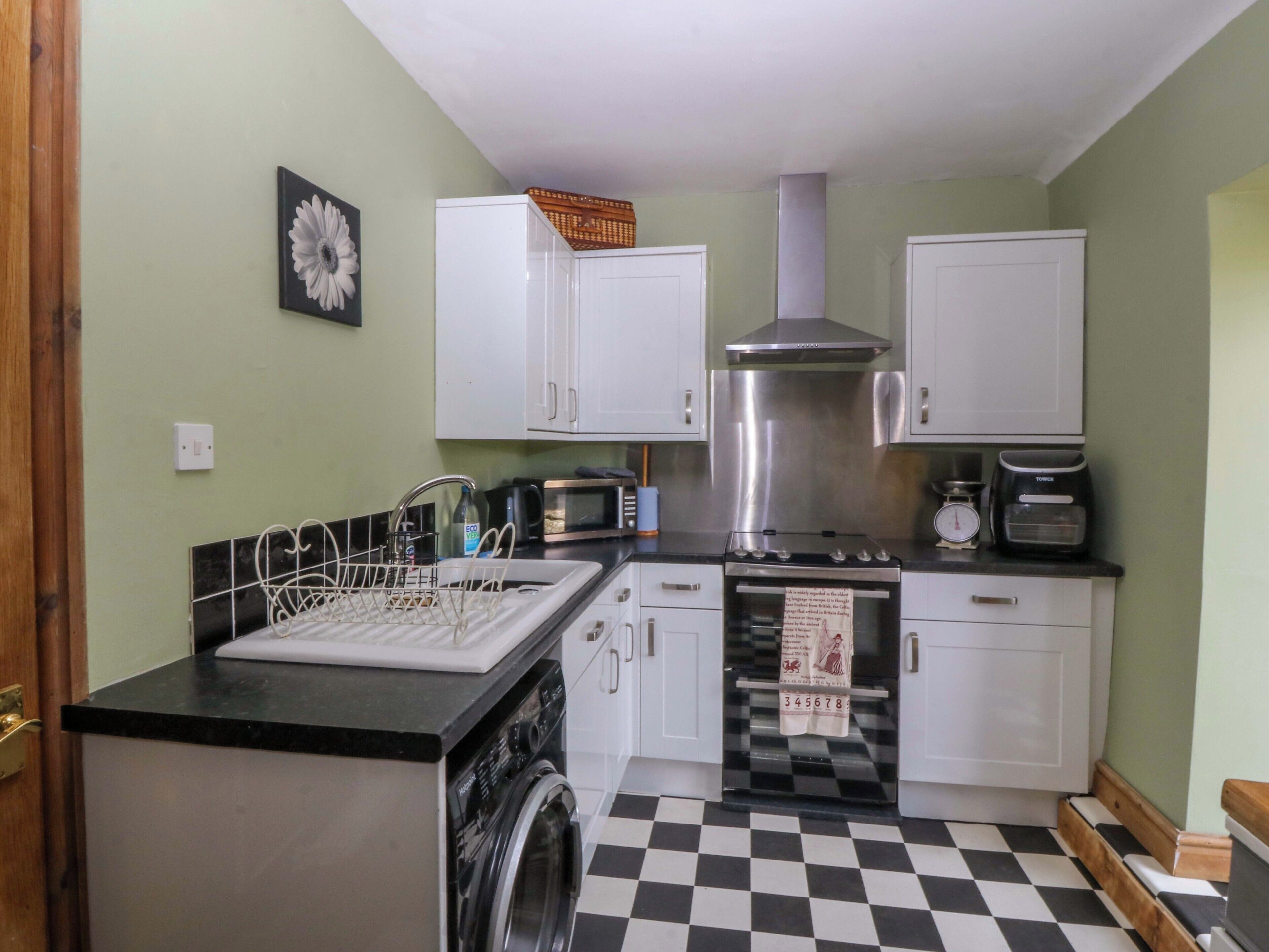 Cottage | Private kitchen | Cookware/dishes/utensils