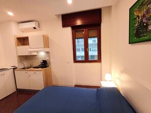 1 bedroom, WiFi, bed sheets - PRINCE APARTMENT STUDIO (Napoli)