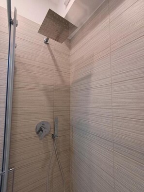 Shower, hair dryer, bidet, towels - PRINCE APARTMENT STUDIO (Napoli)