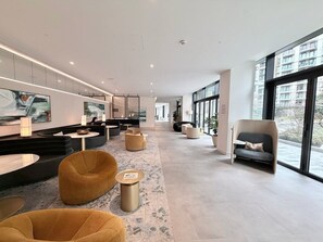 Lobby - Executive 1Bed 1Bath | Workspace | WiFi | Sofa-bed (Greater London)