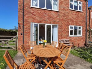 Outdoor dining - Seashells at Runswick Lodge (Saltburn-by-the-Sea)