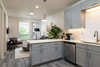 Riverfront Stay Downtown Views Queen Bed Free Parking