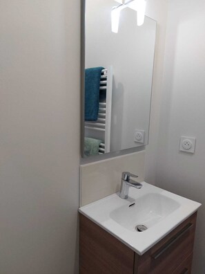 Bathroom - Vrbo Property (Moncoutant-sur-Sèvre)