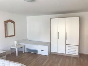 Room - Bright 3 room apartment in Deggendorf for fitters - students - vacationers (Deggendorf)