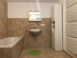 Bathroom - Bright 3 room apartment in Deggendorf for fitters - students - vacationers (Deggendorf)