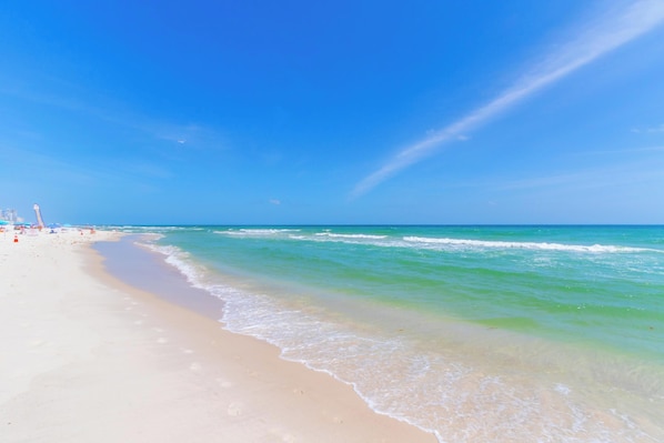 On the beach - The Big Surf II - Gulf View - Beach, Pool, and Fun (Gulf Shores)